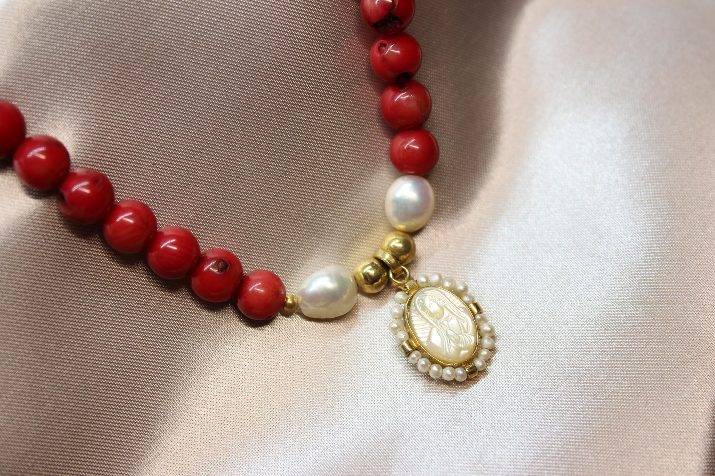 Collar MP Virgen Guadalupe Bordada Coral