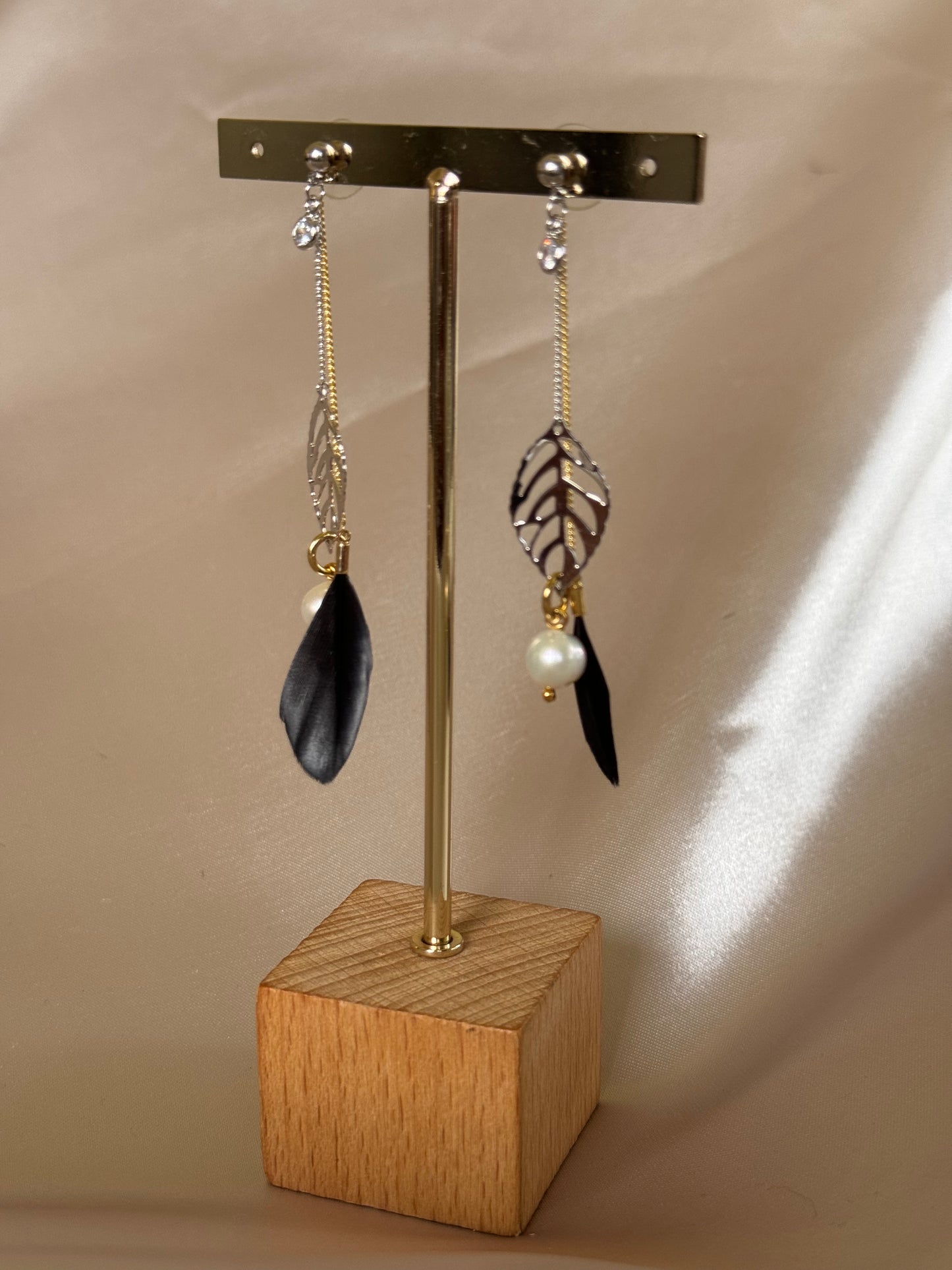 Aretes Hoja Plata con Negro