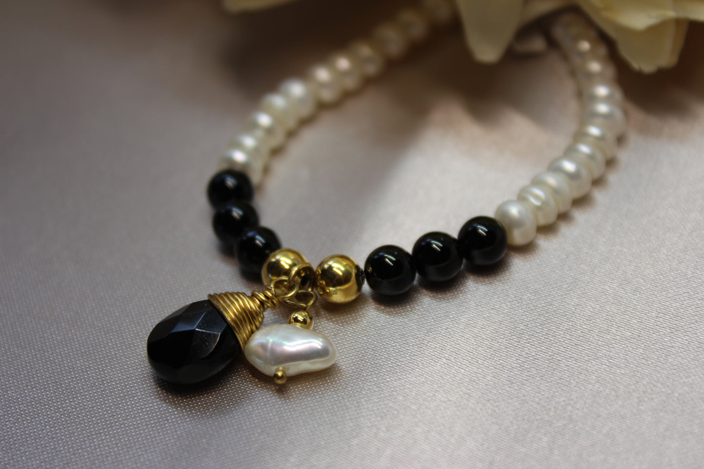Pulsera perlas con negro y colgante
