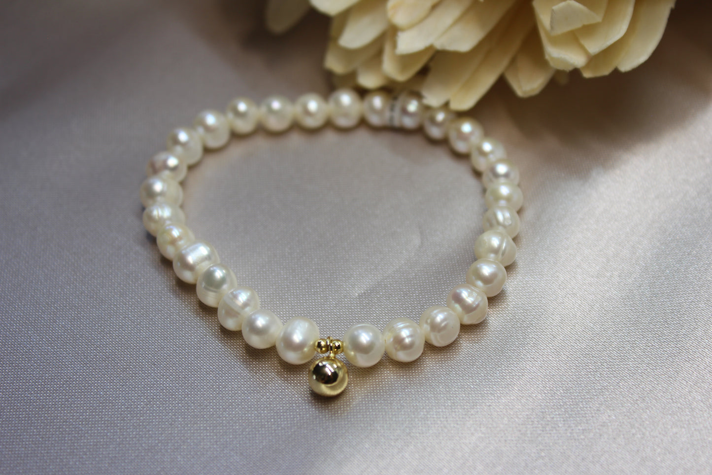 Pulsera perlas dije dorado