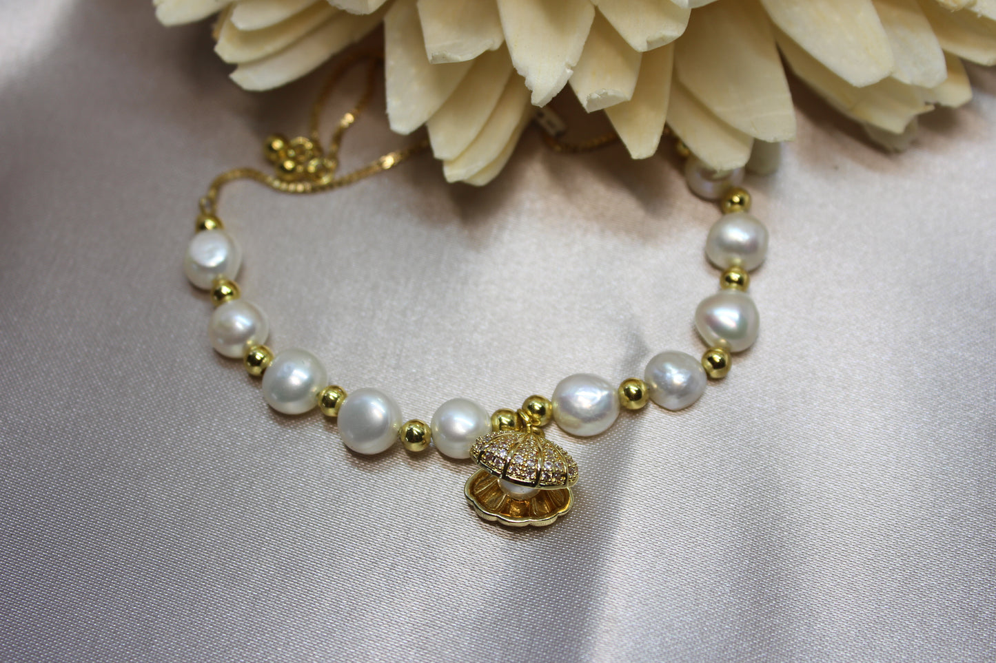 Pulsera perlas ajustable conchita