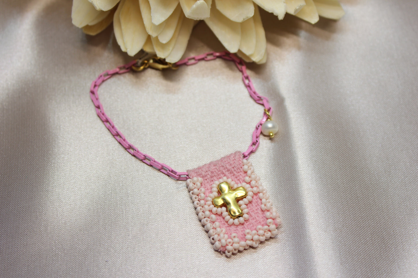 Pulsera cadena rosa con escapulario