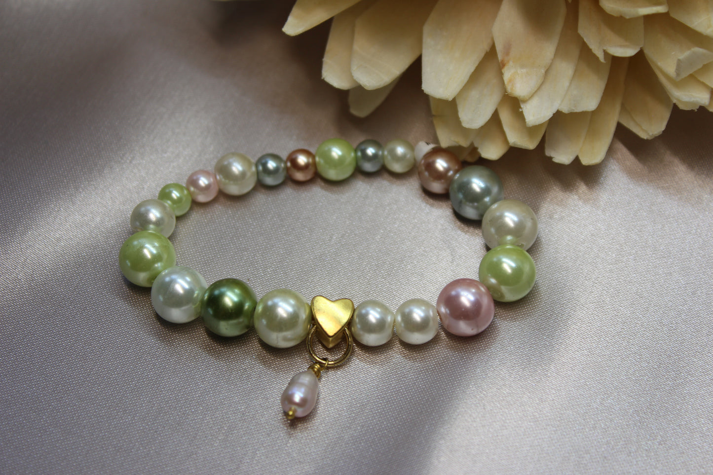 Pulsera perlas con verde y corazón