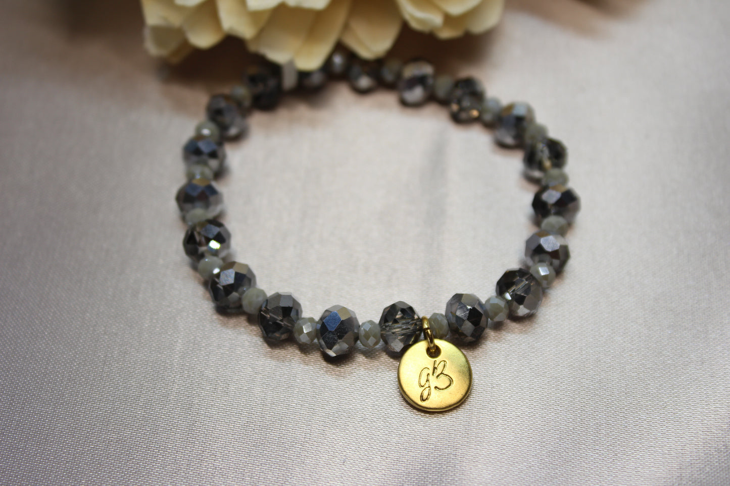 Pulsera gris dije GB