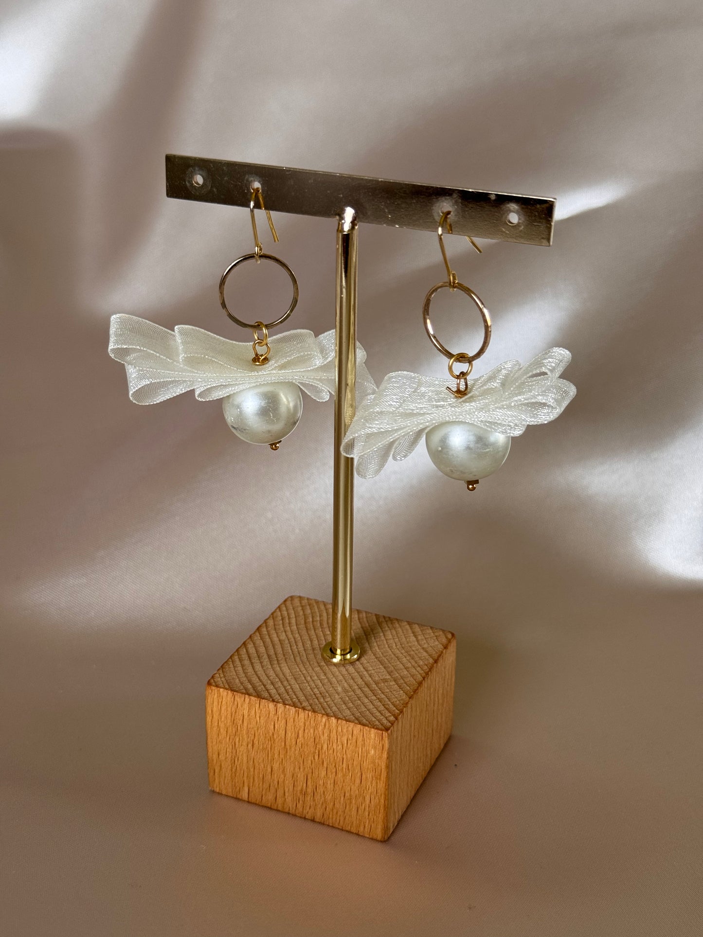 Aretes Listón Blanco Perlas