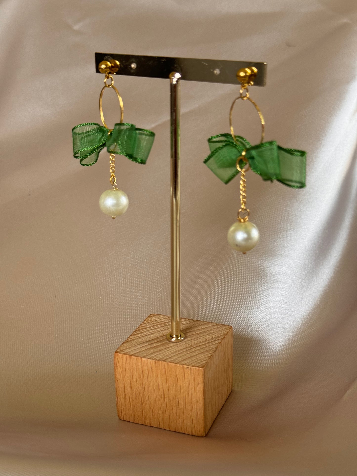 Aretes Moño Verde con Perlas