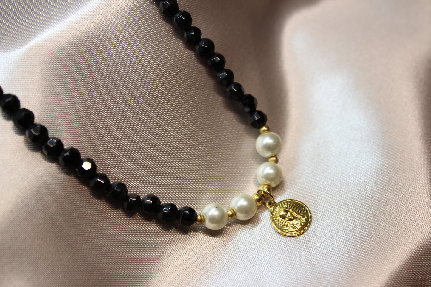 Collar V GPE Perlas y Negro