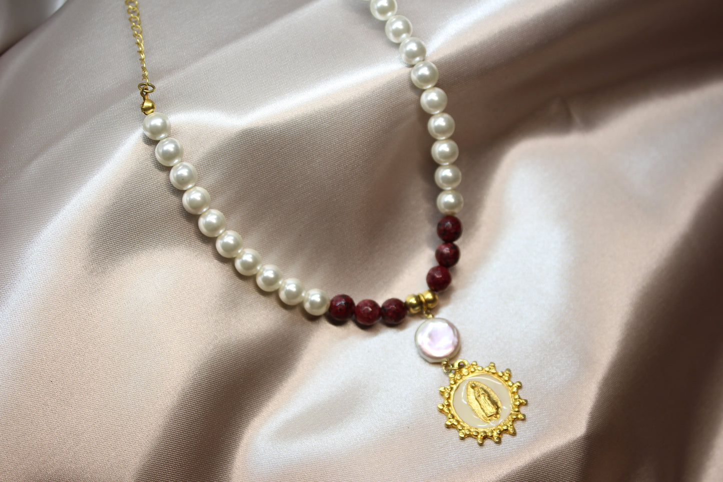 Collar V Perlas Vino