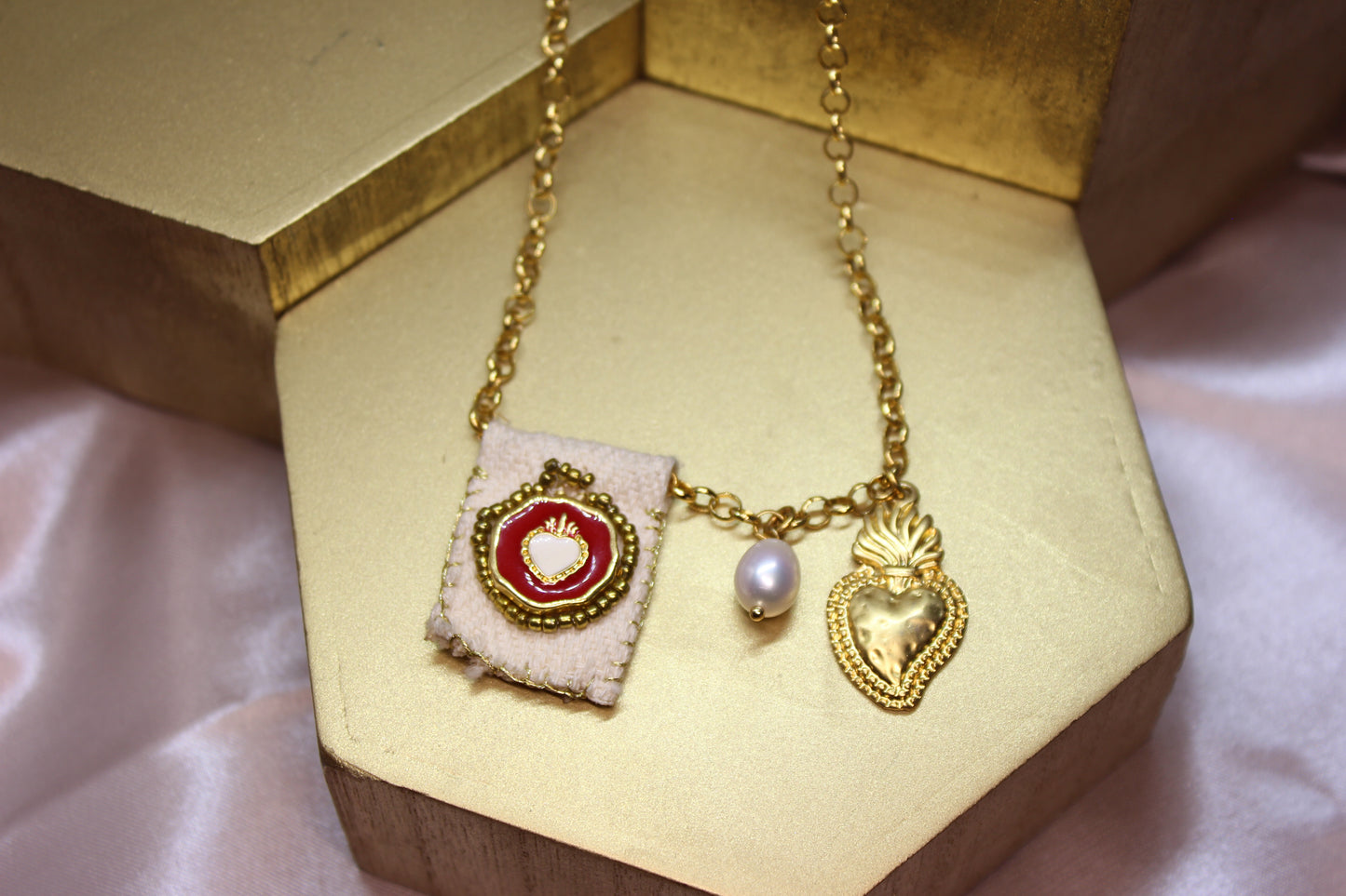 Collar Escap. Corazón Bco/Rojo dorado