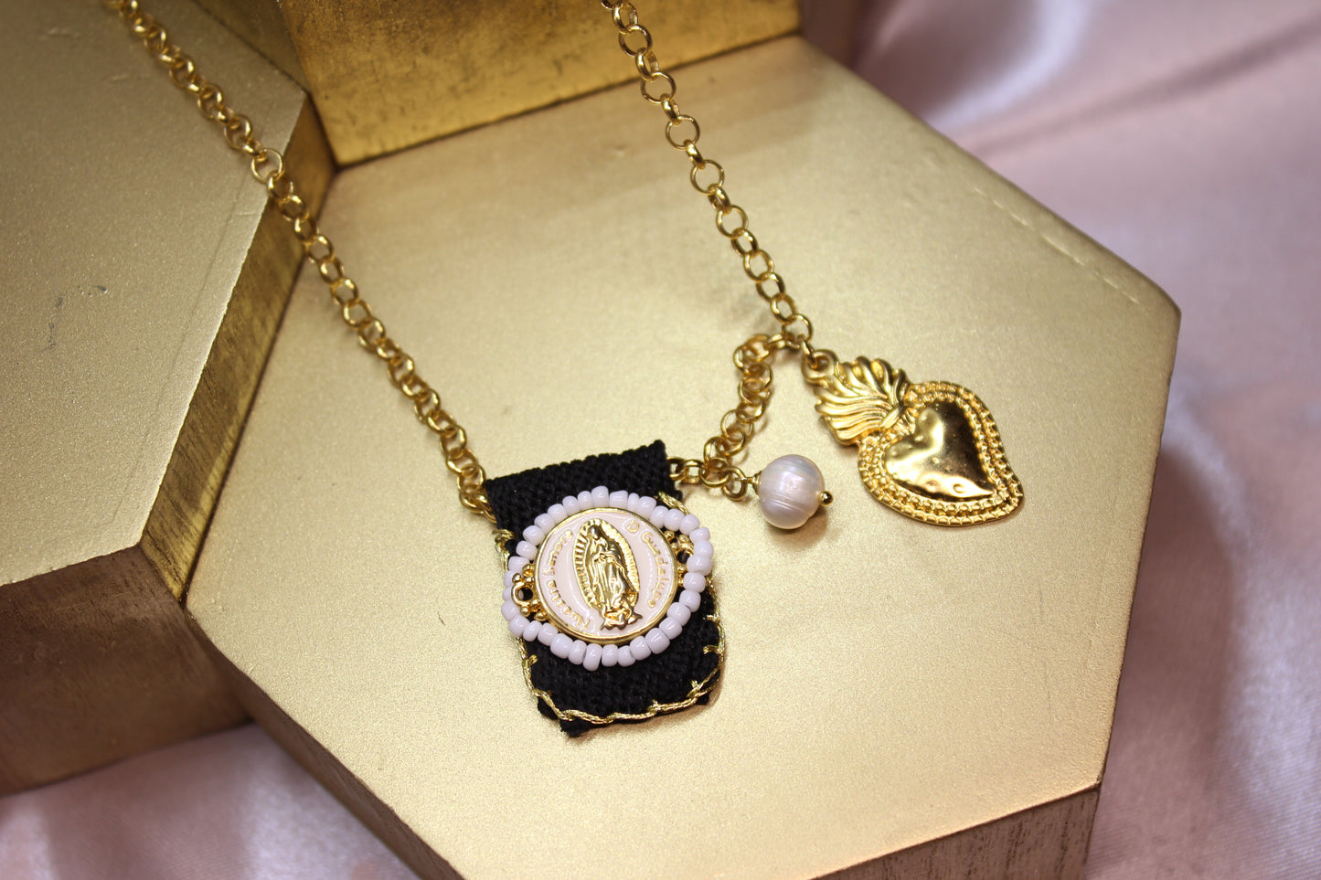 Collar Escapulario Corazón Virgen N/Bco
