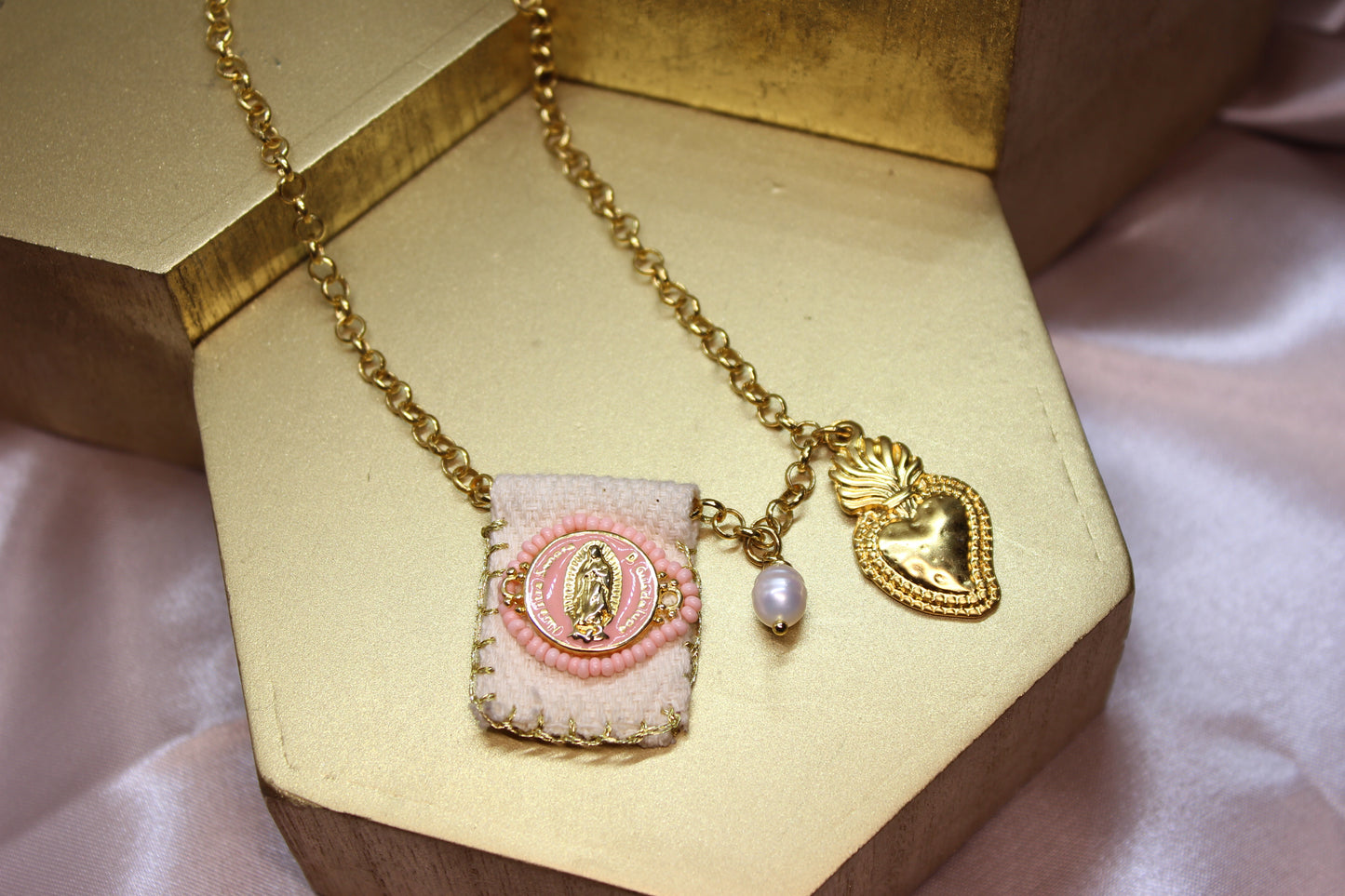 Collar Escapulario Corazón Rosa/Bco
