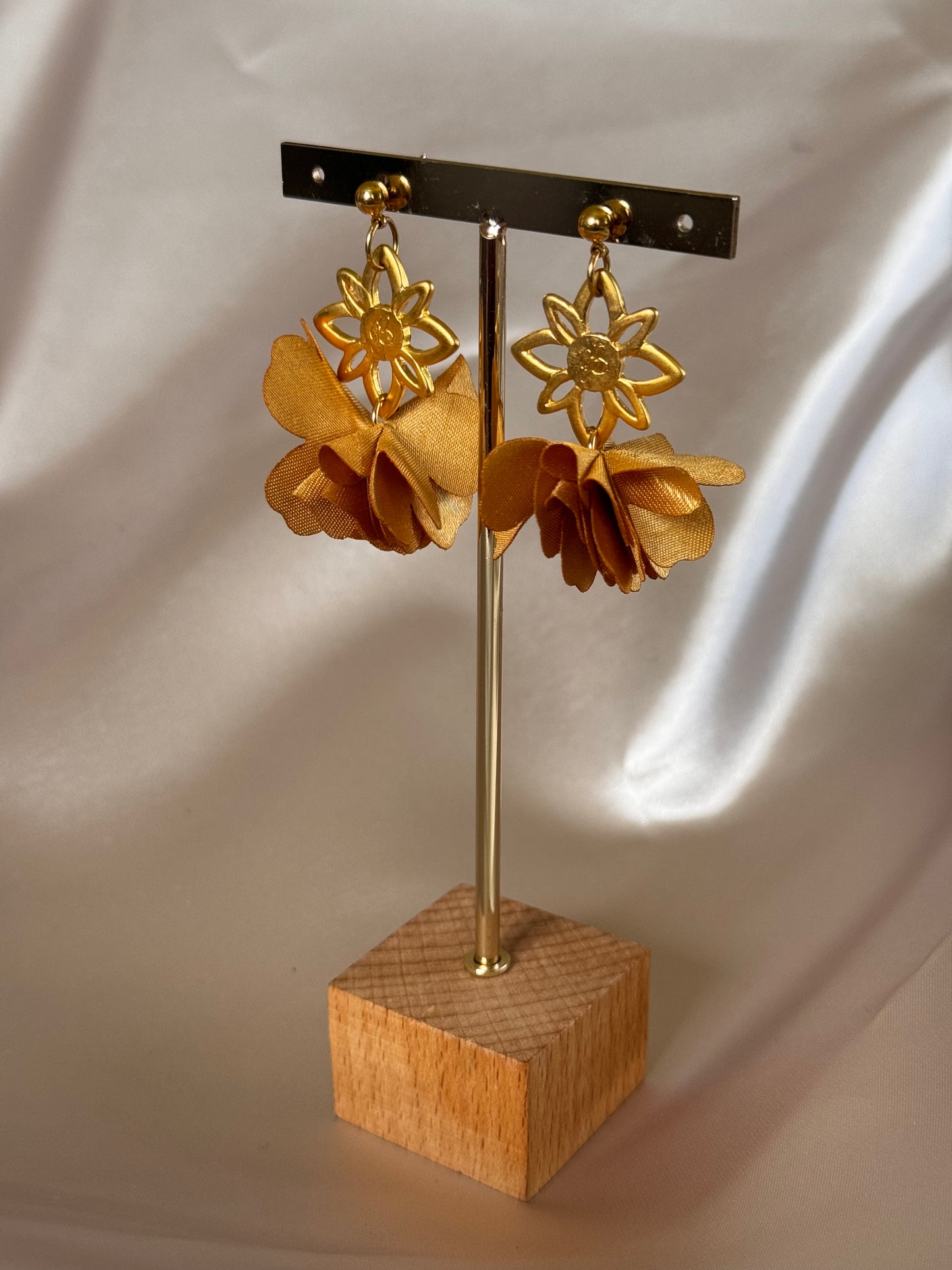 Aretes Dije GB Flor Textil
