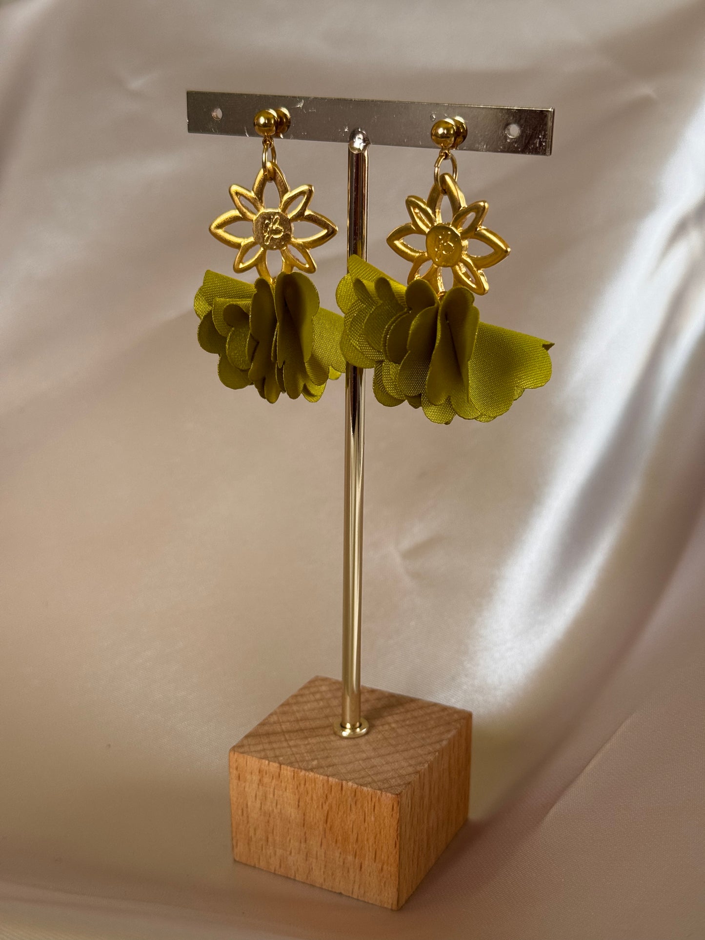 Aretes Dije GB Flor Textil