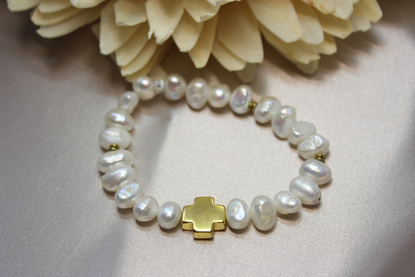 Pulsera perlas cruz