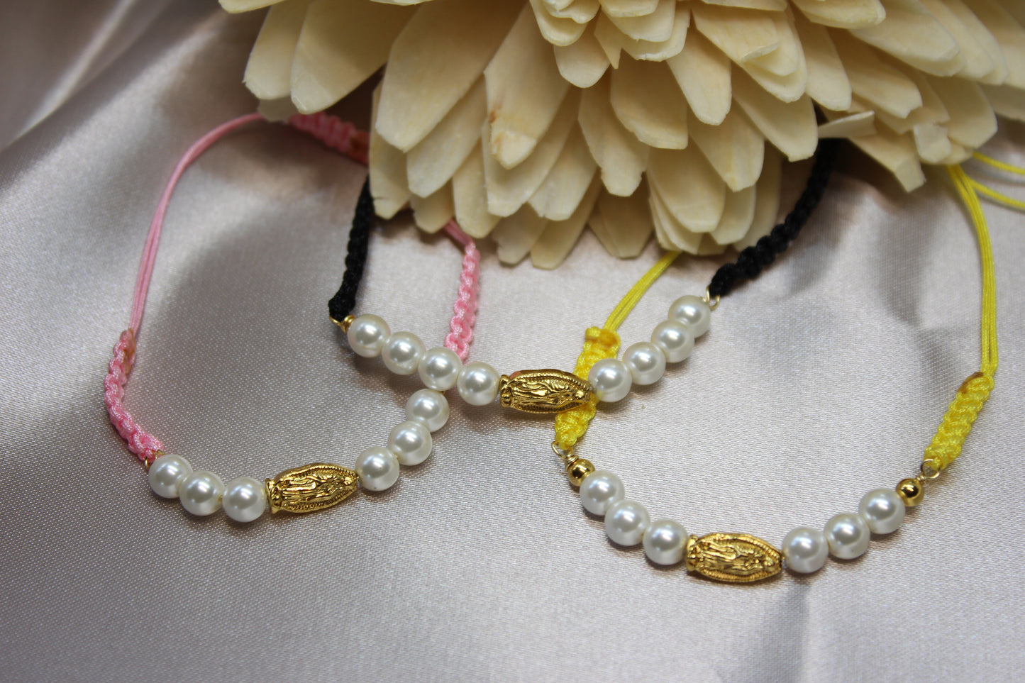 Pulsera tejida perlas V. Gpe