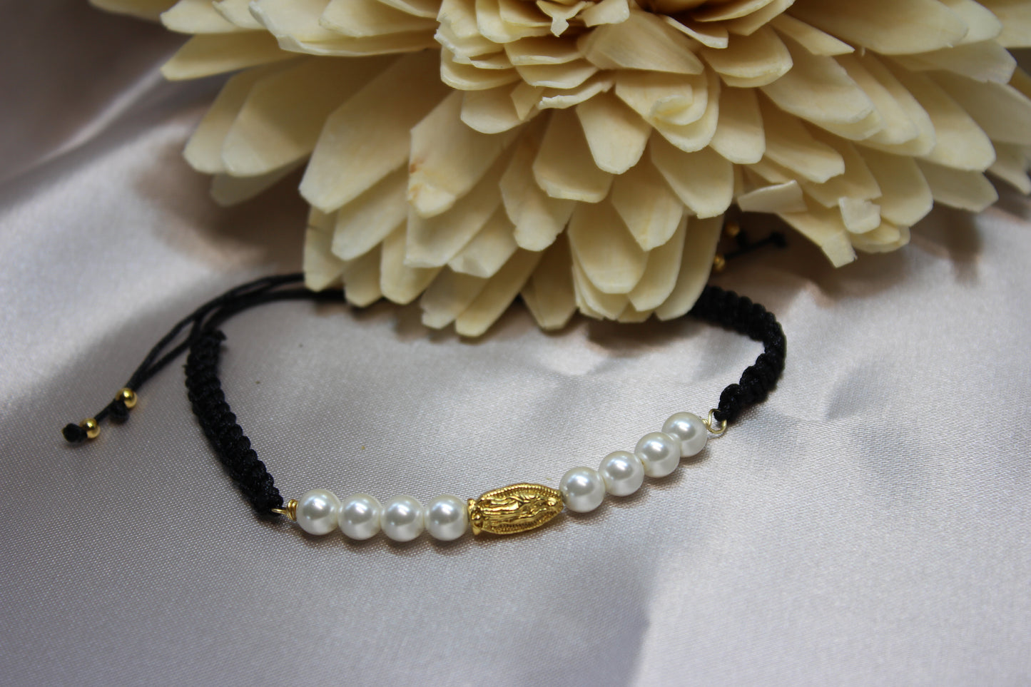 Pulsera tejida perlas V. Gpe