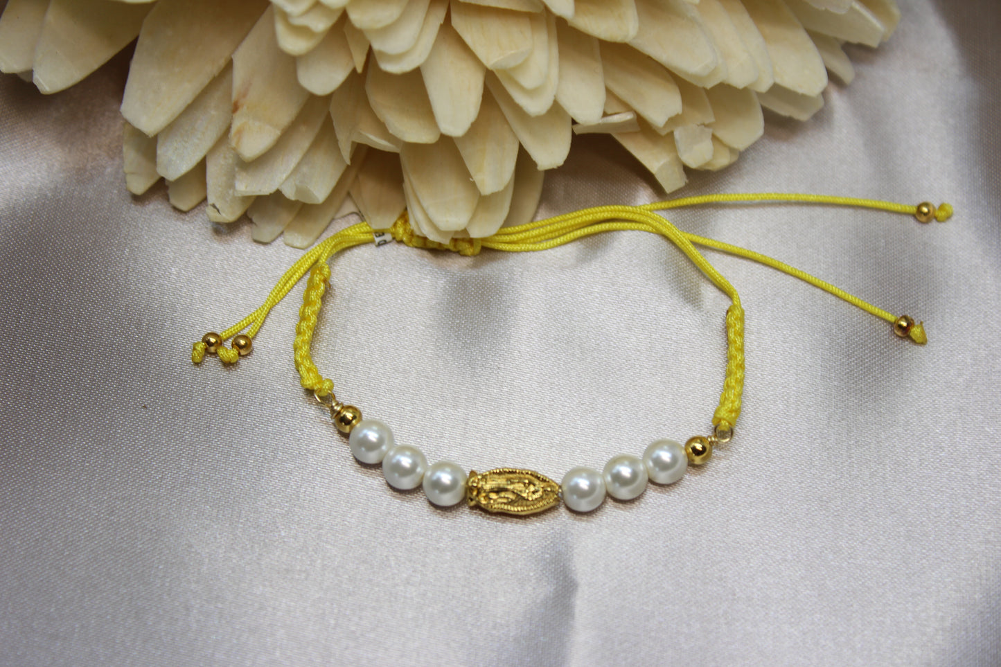 Pulsera tejida perlas V. Gpe