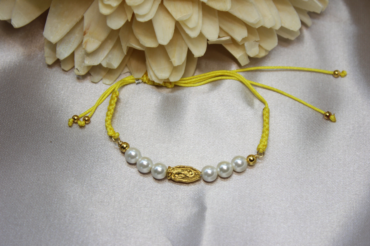Pulsera tejida perlas V. Gpe