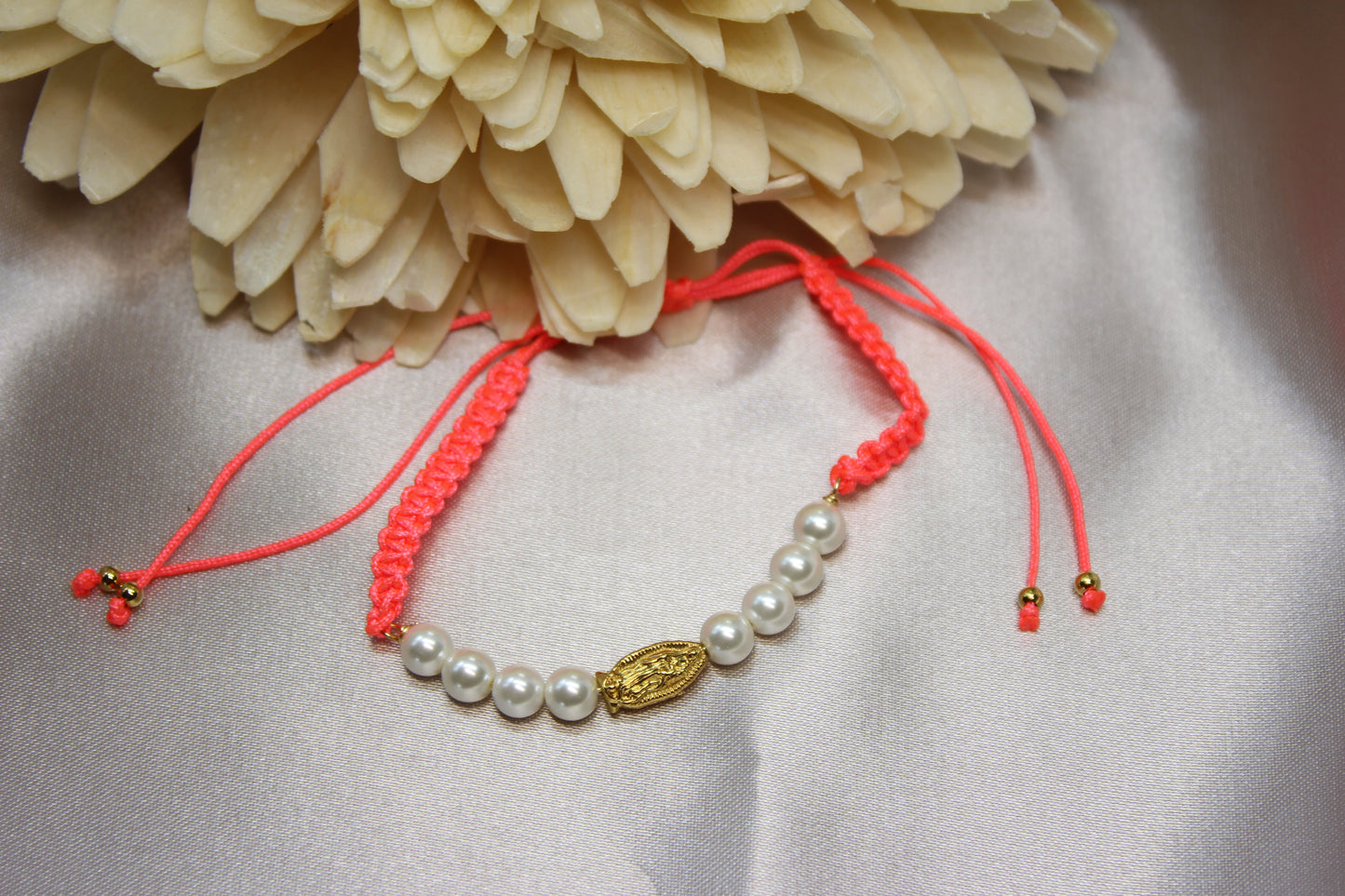Pulsera tejida perlas V. Gpe