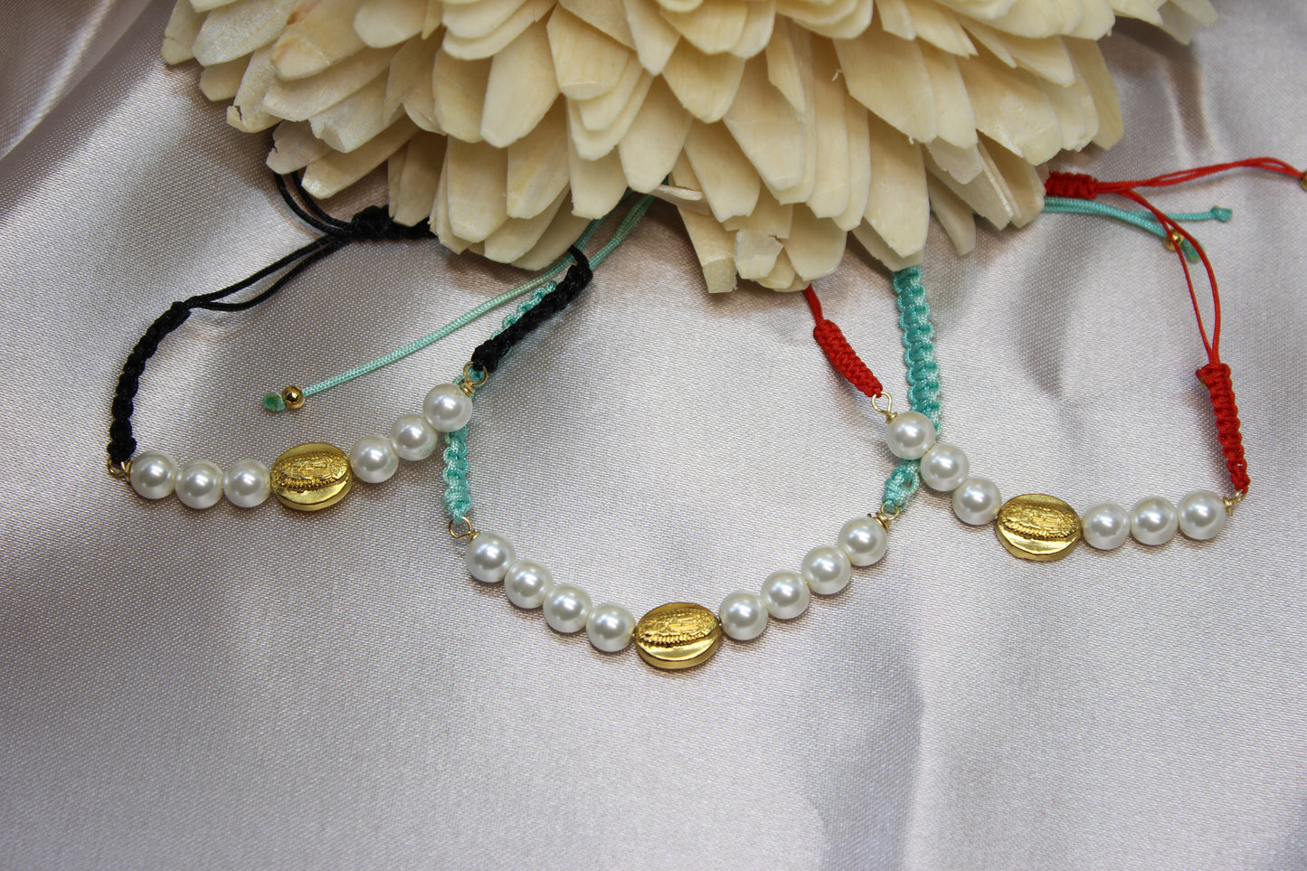 Pulsera tejida perlas V. Gpe