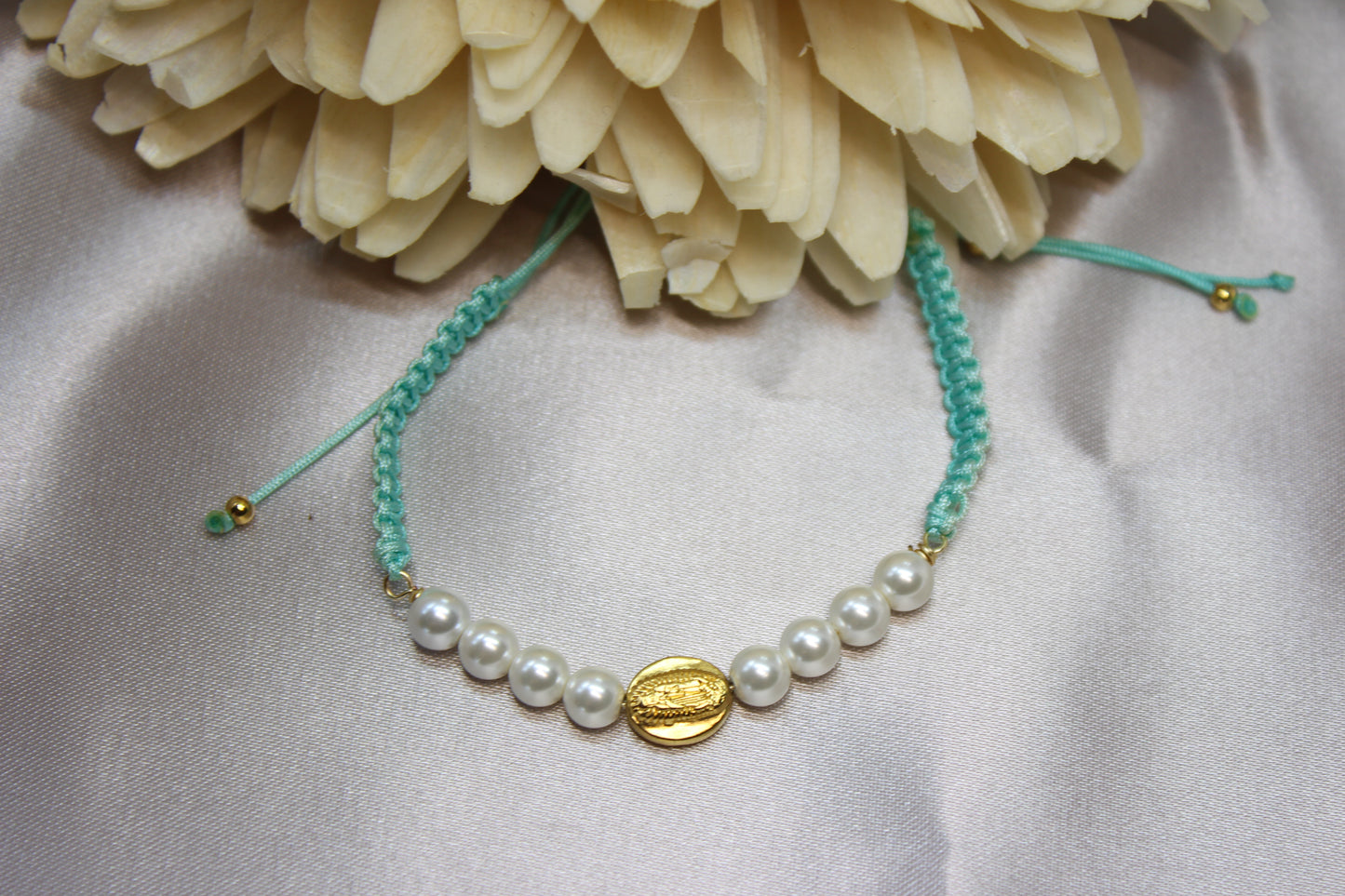 Pulsera tejida perlas V. Gpe