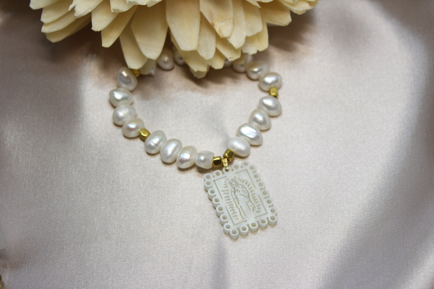 Pulsera perlas Dije CN V. Gpe