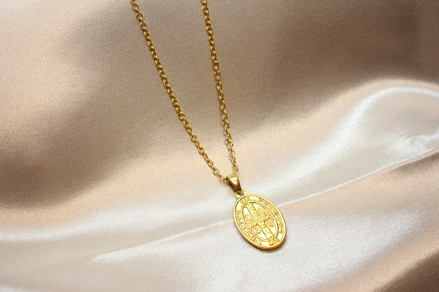 Collar San Benito Ovalado