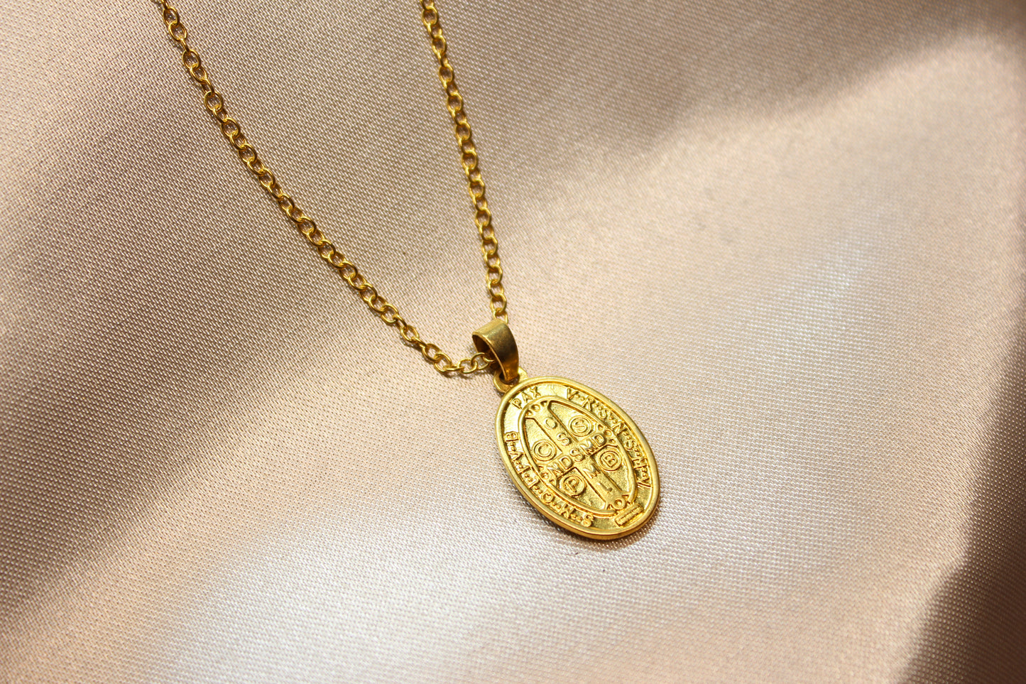 Collar San Benito Ovalado