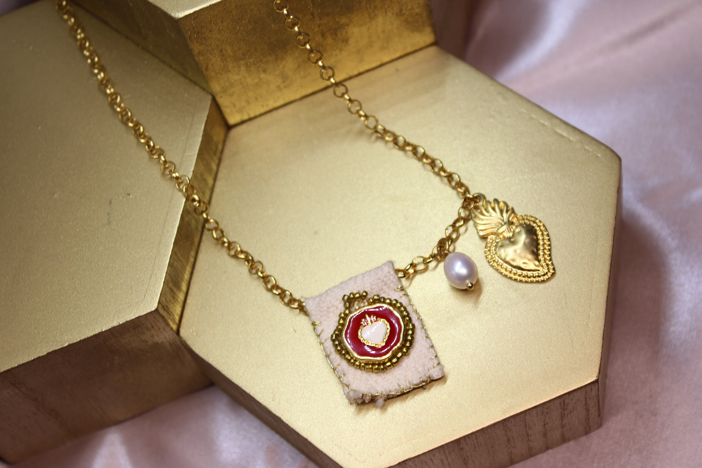 Collar Escap. Corazón Bco/Rojo dorado